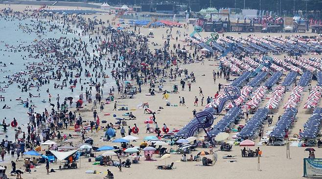 3일 오후 부산 해운대해수욕장이 피서객들로 붐비고 있다. 연합뉴스
