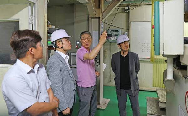 7월 14일 ㈜한서마이크론을 방문해 시설투어를 하고 있는 김 원장. 경기도경제과학진흥원 제공