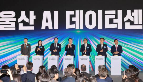 이재명 대통령이 20일 울산전시컨벤션센터에서 열린 울산 인공지능(AI) 데이터 센터 출범식에서 참석자들과 함께 기념 세리머니에 참여하고 있다. 대통령실통신사진기자단 제공