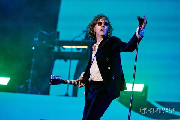 3일 인천 송도달빛축제공원에서 열린 '2025 인천펜타포트 락 페스티벌'에서 BECK이 열띤 공연을 펼치고 있다.