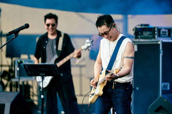 한국 인디 록 1세대를 대표하는 밴드 ‘델리스파이스’와 솔로 프로젝트 ‘스위트피’로 유명한 김민규가 펜타 마지막날 세컨무대에 올랐다. 황영식기자