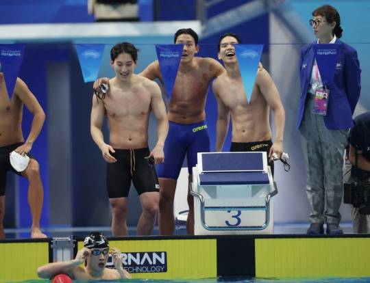 한국 남자 혼계영 400m 대표팀이 항저우 아시안게임에서 은메달을 딸 때 모습. 사진[연합뉴스]