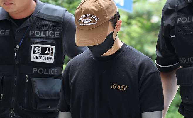 남편의 신체 중요 부위를 절단한 50대 여성의 범행에 가담한 30대 사위가 2일 구속 전 피의자 심문(영장실질심사)이 열리는 인천지법에 들어서고 있다. / 사진=연합뉴스