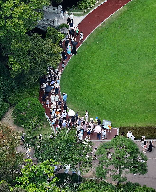 30일 서울 종로구 세종로 청와대를 찾은 관람객들이 이동하는 모습. 2025.7.30 [뉴스1]