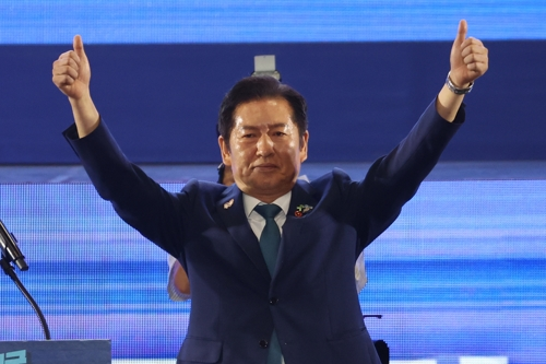 정청래 더불어민주당 당대표가 지난 2일 고양 킨텍스에서 열린 전국당원대회에서 당대표직 수락연설을 마친 뒤 인사하고 있다. [사진 출처 = 연합뉴스]