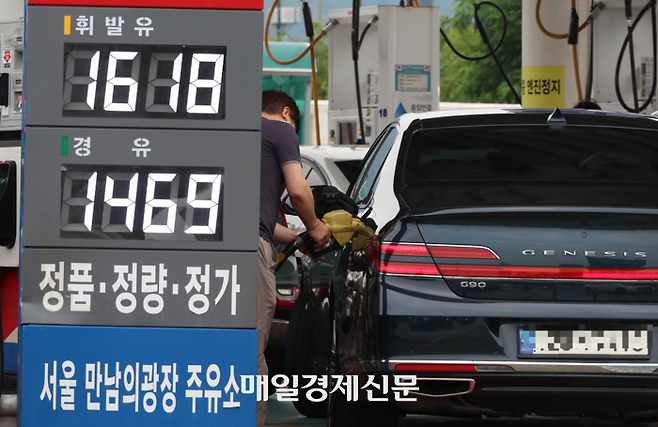 트럼프 행정부가 러시아 제재 강화를 예고한 가운데 국내 주유소 휘발유와 경유 가격이 모두 상승했다.

한국석유공사 유가정보시스템 오피넷에 따르면 7월 다섯째 주(27∼31일) 전국 휘발유 평균 판매가는 L당 1667.7원으로, 지난주보다 0.3원 올랐다.

경유 평균 판매가는 L당 1534.2원으로, 전주보다 2.4원 올라 2주 연속 상승세를 이어갔다.

사진은 3일 오전  주유소 유가 정보판 모습. 2025.08.03[이충우기자]