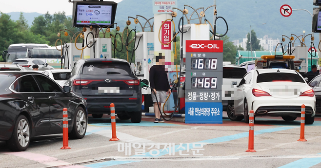 트럼프 행정부가 러시아 제재 강화를 예고한 가운데 국내 주유소 휘발유와 경유 가격이 모두 상승했다.

한국석유공사 유가정보시스템 오피넷에 따르면 7월 다섯째 주(27∼31일) 전국 휘발유 평균 판매가는 L당 1667.7원으로, 지난주보다 0.3원 올랐다.

경유 평균 판매가는 L당 1534.2원으로, 전주보다 2.4원 올라 2주 연속 상승세를 이어갔다.

사진은 3일 오전  주유소 유가 정보판 모습. 2025.08.03[이충우기자]