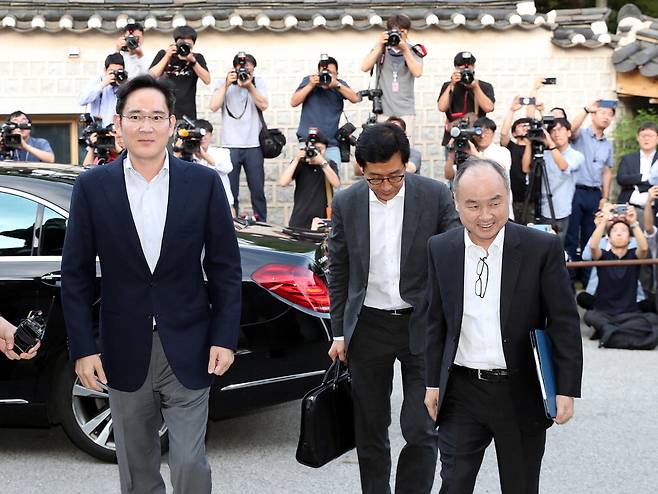 이재용 삼성전자 회장(당시 부회장)과 손정의 일본 소프트뱅크그룹 회장이 2019년 서울 에서 만찬을 위해 이동하는 모습.  매경DB