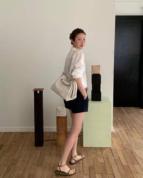 170cm 정석비율로 유명한 배우 차정원이 시스루 셔츠와 쇼츠룩으로 ‘담백 시크’의 정석을 보여줬다. 사진=차정원 SNS