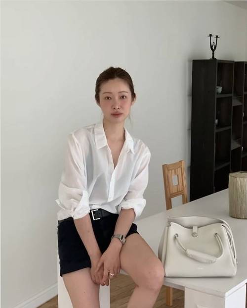 170cm 정석비율로 유명한 배우 차정원이 시스루 셔츠와 쇼츠룩으로 ‘담백 시크’의 정석을 보여줬다. 사진=차정원 SNS