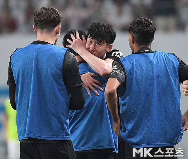 손흥민은 벤치로 돌아갔고 끝내 뜨거운 눈물을 흘렸다. 지난 2일 토트넘에서의 마지막을 알렸을 때도 참았던 눈물이었다. 하나, 마지막 순간만큼은 그조차 눈물을 참을 수 없었다. 사진(상암 서울)=천정환 기자