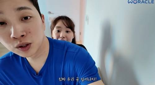 ‘하반신 마비’ 박위가 기계의 힘을 빌려 두 발로 선 순간, 아내 송지은의 눈시울이 붉어졌다. 사진=위라클