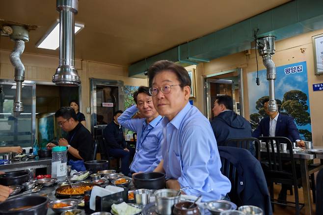 이재명 대통령이 31일 서울 용산 대통령실 인근 식당에서 강훈식 비서실장을 비롯한 참모진들과 점식식사를 하고 있다./사진제공=대통령실