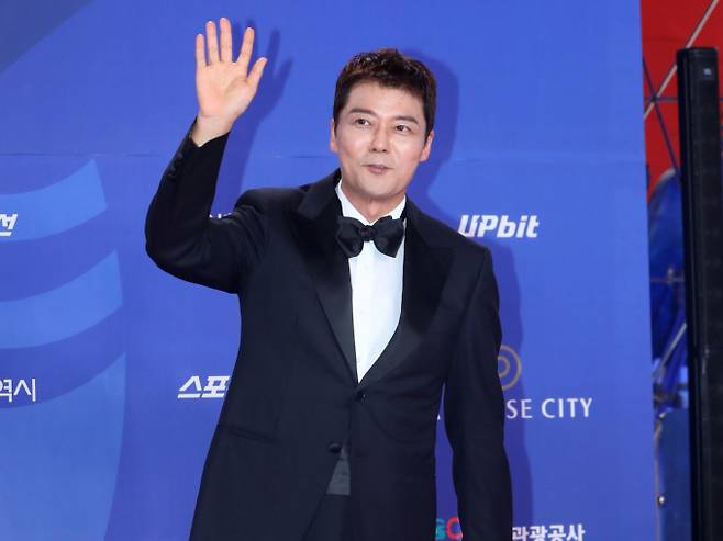 방송인 전현무가 지난달 18일 오후 인천 중구 파라다이스시티에서 열린 제4회 청룡시리즈어워즈에서 포즈를 취하고 있다. /사진=뉴시스