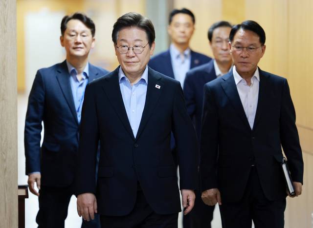 이재명 대통령이 31일 서울 용산 대통령실 청사에서 열린 6차  수석·보좌관 회의에 입장하고 있다. 연합뉴스(대통령실통신사진기자단)
