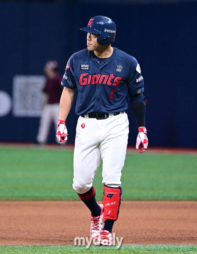 2025년 7월 24일 오후 서울 고척스카이돔에서 열린 '2025 신한 SOL뱅크 KBO 리그' 롯데 자이언츠와 키움 히어로즈의 경기.롯데 전준우가 6회초 1사 후 우익수 플라이를 친 뒤 아쉬워하고 있다./마이데일리