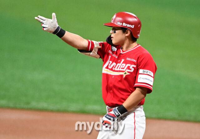 2025년 6월 18일 오후 서울 고척스카이돔에서 열린 '2025 신한 SOL뱅크 KBO 리그' SSG 랜더스와 키움 히어로즈의 경기. SSG 정준재가 1회초 무사 2루서 안타를 친 뒤 기뻐하고 있다./마이데일리