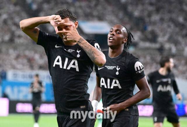 2025년 8월 3일 오후 서울월드컵경기장에서 쿠팡플레이 시리즈 '토트넘 홋스퍼 FC와 뉴캐슬 유나이티드 FC'의 경기가 열렸다. 토트넘 존슨이 첫 골을 넣고 손흥민 세리머니를 하고 있다./서울월드컵경기장=유진형 기자