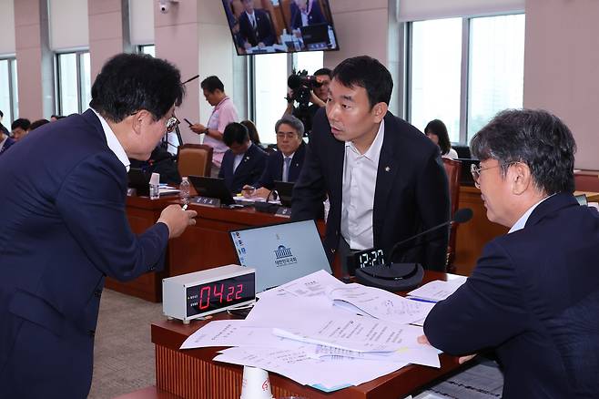지난 1일 서울 여의도 국회에서 방송 3법, 노란봉투법, 2차 상법 개정안 등을 심의·의결하기 위해 열린 법제사법위원회 전체회의에서 (왼쪽부터) 박형수 국민의힘 간사와 이춘석 위원장, 김용민 더불어민주당 간사가 대화하고 있다. [연합]