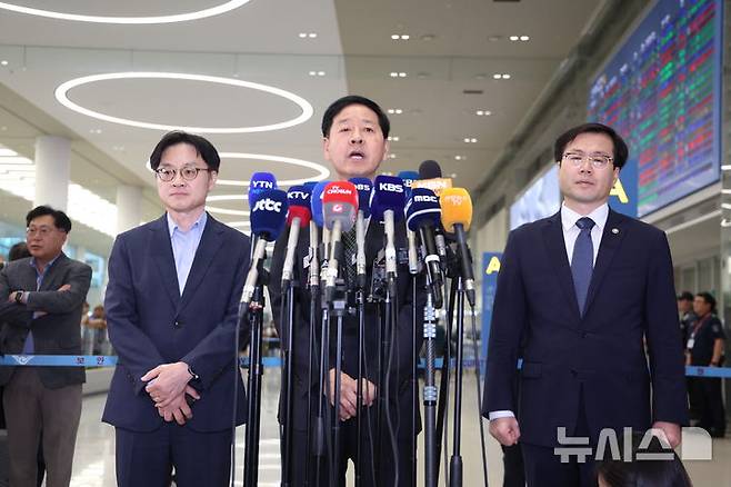 [인천공항=뉴시스] 김진아 기자 = 한미 관세 협상을 마친 구윤철 부총리 겸 기획재정부 장관이 1일 인천국제공항 2터미널을 통해 귀국하며 취재진 질문에 답하고 있다. 2025.08.01. bluesoda@newsis.com