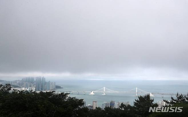 [부산=뉴시스] 하경민 기자 = 27일 부산 황령산 전망대에서 바라본 해운대구와 광안대교 등의 하늘에 먹구름이 뒤덮여 있다. 2023.06.27. yulnetphoto@newsis.com