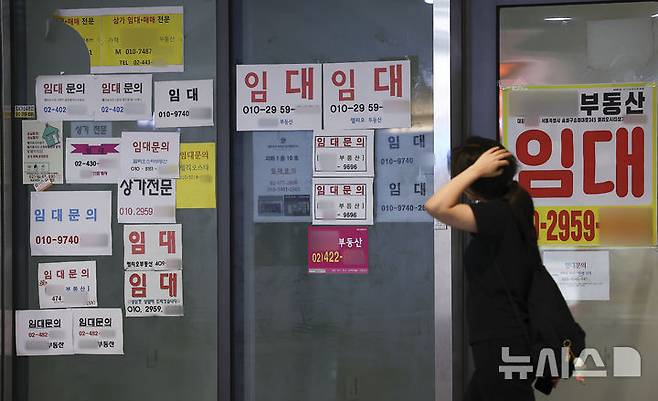 [서울=뉴시스] 김근수 기자 = 6일 서울 송파구의 한 종합상가 점포 앞에 임대 안내문이 붙어 있다. 6일 국세청 국세 통계에 따르면 지난해 개인·법인을 포함해 폐업 신고한 사업자는 100만8282명이다. 전년보다 2만1795명 증가했다. 전년보다 2만1795명 증가했다. 폐업자는 2019년 92만2159명에서 3년 연속 감소해 2022년 86만7292명까지 줄었다. 2025.07.06.