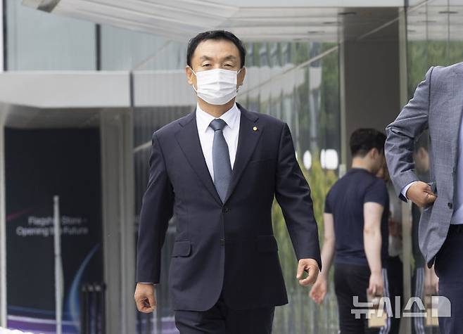 [서울=뉴시스] 김근수 기자 = 권오수 전 도이치모터스 회장이 3일 오전 서울 종로구 광화문KT 건물에 마련된 김건희 여사 관련 의혹들을 수사하는 민중기 특별검사팀 사무실을 나서고 있다. 권 전 회장은 앞서 자본시장과 금융투자업에 관한 법률(자본시장법) 위반 혐의로 재판에 넘겨져 대법원 상고심에서 징역 3년에 집행유예 4년, 벌금 5억원이 확정됐다. 도이치모터스 주가조작 사건은 권 전 회장 등이 지난 2009년 12월부터 약 3년간 이른바 '주가조작 선수'와 전·현직 증권사 임직원 등과 짜고 도이치모터스 주가를 인위적으로 부양했다는 내용이다. 2025.08.03. ks@newsis.com