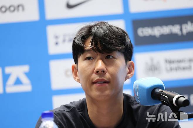 [서울=뉴시스] 권창회 기자 = 잉글랜드 프리미어리그 토트넘 홋스퍼 손흥민이 2일 오전 서울 여의도 IFC몰에서 열린 2025 쿠팡플레이 시리즈 토트넘 기자회견에서 발언하고 있다. 2025.08.02. kch0523@newsis.com