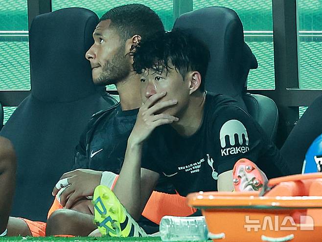 [서울=뉴시스] 이영환 기자 = 3일 오후 서울 마포구 서울월드컵경기장에 열린 2025 쿠팡플레이시리즈 뉴캐슬 유나이티드와 토트넘 홋스퍼의 경기 후반전에서 교체된 토트넘 손흥민이 벤치에 앉아 있다. 2025.08.03. 20hwan@newsis.com