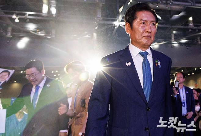 정청래 더불어민주당 신임 대표가 2일 오후 경기 고양시 킨텍스에서 열린 제2차 임시전국당원대회에서 수락연설을 위해 단상으로 향하고 있다. 황진환 기자