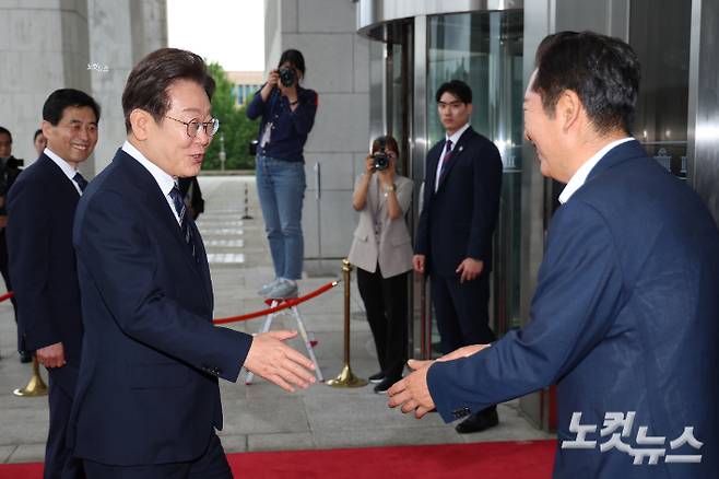 이재명 대통령이 지난 6월 26일 오전 2025년도 제2회 추가경정예산안에 대한 정부의 시정연설을 위해 여의도 국회에 도착해 본회의장으로 향하며 민주당 당대표 후보인 정청래 의원과 인사를 하고 있다. 윤창원 기자