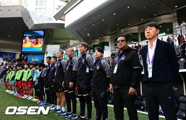 [OSEN=도하(카타르), 지형준 기자] 사상 첫 아시안컵 16강' 기적을 썼던 인도네시아&nbsp;신태용 감독의 매직이 끝났다.&nbsp;신태용 감독이 이끄는 인도네시아는 28일 오후 8시 30분(이하 한국시간) 자심 빈 하마드 스타디움에서 호주와 2023 아시아축구연맹(AFC) 카타르 아시안컵 16강전을 치러 0-4로 패했다.&nbsp;인도네시아 신태용 감독이 국민의례를 하고 있다. 2024.01.28 / jpnews.osen.co.kr