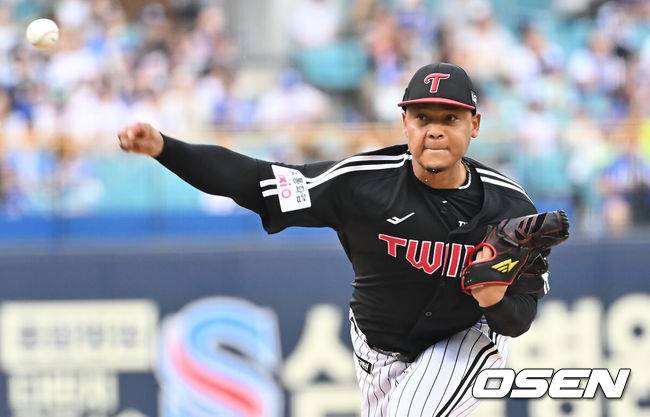 [OSEN=대구, 이석우 기자] 2일 대구삼성라이온즈파크에서 2025 신한 SOL 뱅크 KBO 리그 삼성 라이온즈와 LG 트윈스의 경기가 열렸다. 홈팀 삼성은 원태인이, 방문팀 LG는 에르난데스가 선발 출전했다. LG 트윈스 선발 투수 에르난데스가 역투하고 있다. 2025.08.02 / foto0307@osen.co.kr