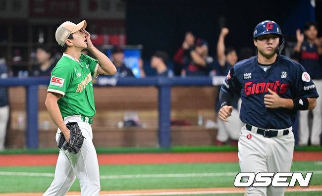 [OSEN=고척, 박준형 기자] 2일 오후 서울 고척스카이돔에서 ‘2025 신한 SOL BANK KBO리그’ 키움 히어로즈와 롯데 자이언츠의 경기가 진행됐다.이날 경기에서 키움은 김윤하를, 롯데는 나균안을 선발투수로 내세웠다.9회초 2사 1,2루 롯데 대타 전준우에게 동점 1타점 적시타를 허용한 키움 주승우 투수가 아쉬워하고 있다.  2025.08.02 / soul1014@osen.co.kr