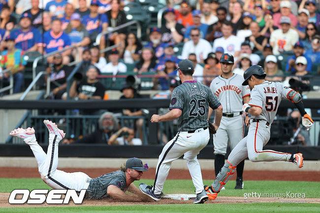 [사진] 샌프란시스코 이정후(오른쪽)가 8회 땅볼을 친 뒤 1루로 전력 질주하고 있다. 뉴욕 메츠 1루수 피트 알론소가 몸을 날려 1루를 찍으며 아웃을 잡아냈다. ⓒGettyimages(무단전재 및 재배포 금지)