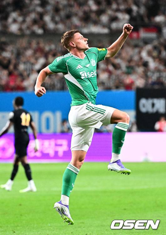 [OSEN=지형준 기자] 3일 오후 서울월드컵경기장에서 쿠팡플레이 시리즈 2025&nbsp;2경기, 토트넘 홋스퍼 FC와 뉴캐슬 유나이티드 FC의 프리시즌 친선경기가 열렸다.토트넘 손흥민의 고별전이자 양민혁과 뉴캐슬 박승수의 맞대결로 주목받는 이번 경기는 단순한 프리시즌 친선경기가 아닌, 전설의 마지막, 신예의 등장 교차점이라는 특별한 의미가 더해진다.전반 뉴캐슬 반스가 동점골을 넣고 기뻐하고 있다. 2025.08.03 / jpnews@osen.co.kr