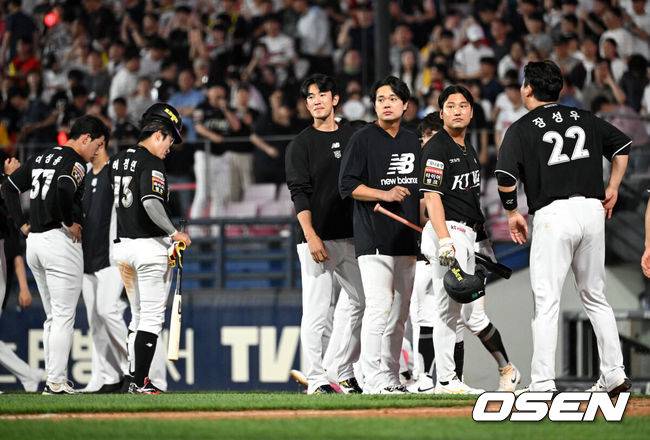 KT 선수들이 경기 후 팬들에게 인사를 하고 있다. /OSEN DB