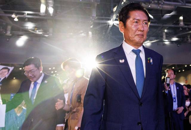 ▲더불어민주당 정청래 신임 당대표가 2일 고양 킨텍스에서 열린 전국당원대회에서 당대표직 수락연설을 하기 위해 무대에 오르고 있다. ⓒ연합뉴스