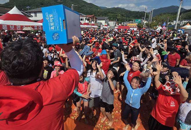 화천 토마토축제&nbsp;‘황금반지를 찾아라’에 참여한 방문객들이 춤을 추고 있다. 배상철 기자