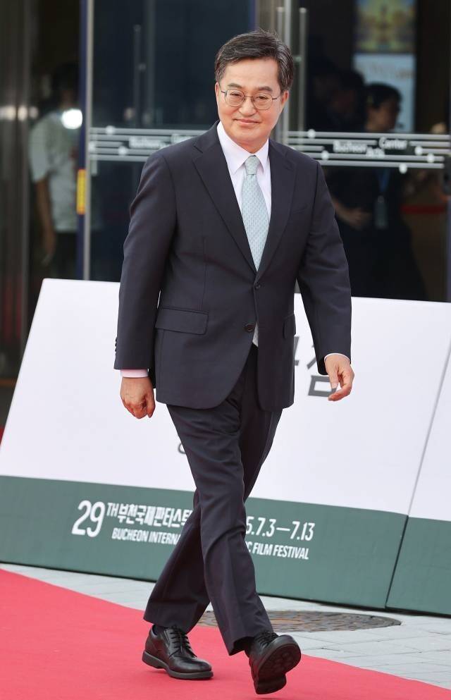 김동연 경기도지사가 지난달 3일 경기도 부천시청 잔디광장에서 열린 제29회 부천국제판타스틱영화제(BIFAN) 개막식에&nbsp; 참석하기 위해 레드카펫을 걷고 있다. 연합뉴스