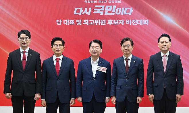 국민의힘 당대표 후보들이 3일 서울 여의도 중앙당사에서 열린 비전대회 시작에 앞서 기념 촬영을 하고 있다. 왼쪽부터 주진우·김문수·안철수·조경태·장동혁 후보. 이재문 기자