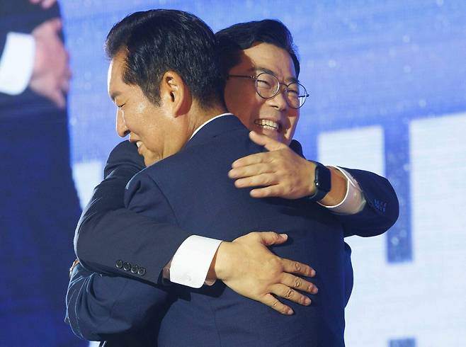 더불어민주당 정청래 신임 당대표가 2일 고양 킨텍스에서 열린 전국당원대회에서 선의의 경쟁을 펼쳤던 박찬대 후보와 포옹하고 있다. 연합뉴스