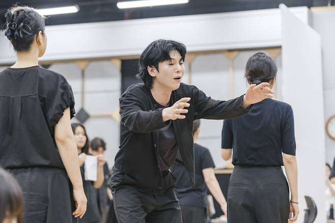 지난달 30일 서울 국립극장 연습실에서 김준수(가운데)가 심봉사 연기를 하고 있다. 국립창극단 신작 ‘심청’은 판소리 ‘심청가’를 해체하고 재해석해 심청과 심봉사의 관계를 새롭게 들여다본다. 국립극장 제공