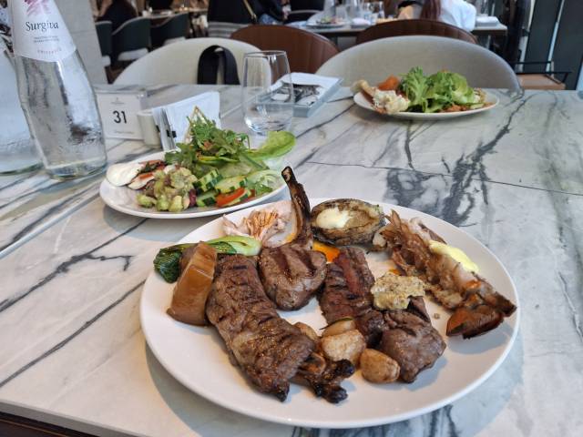 그랜드 키친에서 육류 중심으로 한 접시를 구성해봤다. 이경운 기자.