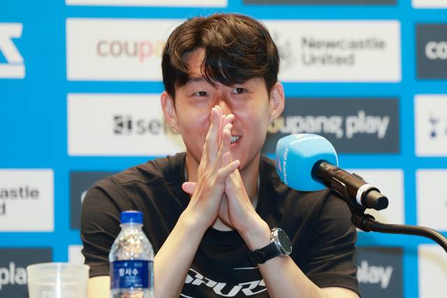 손흥민이 2일 서울 영등포구 IFC 더포럼에서 진행된 쿠팡플레이 시리즈 기자회견에서 별도 발언을 통해 이적 결심을 밝히고 있다. 연합뉴스