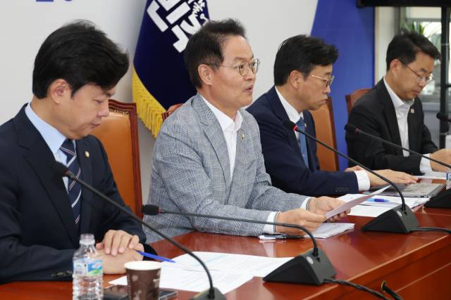 허영(왼쪽 두 번째) 더불어민주당 원내정책수석이 3일 서울 여의도 국회에서 노조법2·3조 개정 관련 기자간담회를 하고 있다. 뉴스1