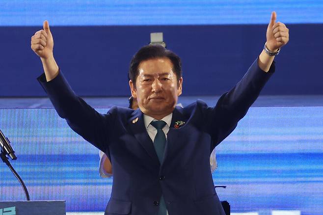 정청래 더불어민주당 신임 대표가 8월2일 고양 킨텍스에서 열린 전국당원대회에서 당대표직 수락연설을 마친 뒤 인사하고 있다. ⓒ연합뉴스