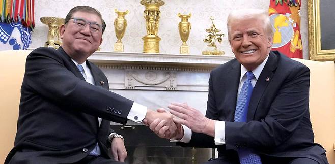 2월7일 이시바 시게루 일본 총리(왼쪽)가 워싱턴 백악관에서 도널드 트럼프 미국 대통령과 악수하고 있다. ⓒKyodo 연합