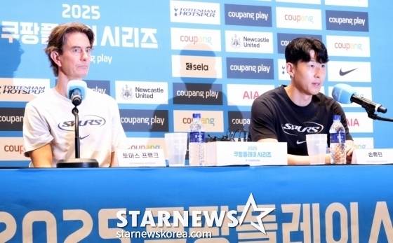 2일 여의도 TWO IFC에서 열린 2025 쿠팡플레이 시리즈 2경기 기자회견 중 손흥민(오른쪽)과 토마스 프랭크 토트넘 홋스퍼 감독. /사진=김진경 대기자