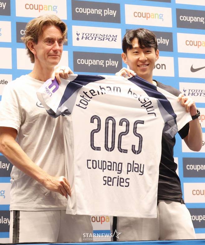 2025 쿠팡플레이 시리즈 토트넘 홋스퍼 FC 기자회견이 2일 서울 여의도 TWO IFC 3층 The Forum에서  열렸다.  토트넘 홋스퍼 토마스 프랭크 감독과 손흥민이 기자회견 후 포토타임을 갖고 있다. /사진=김진경 대기자
